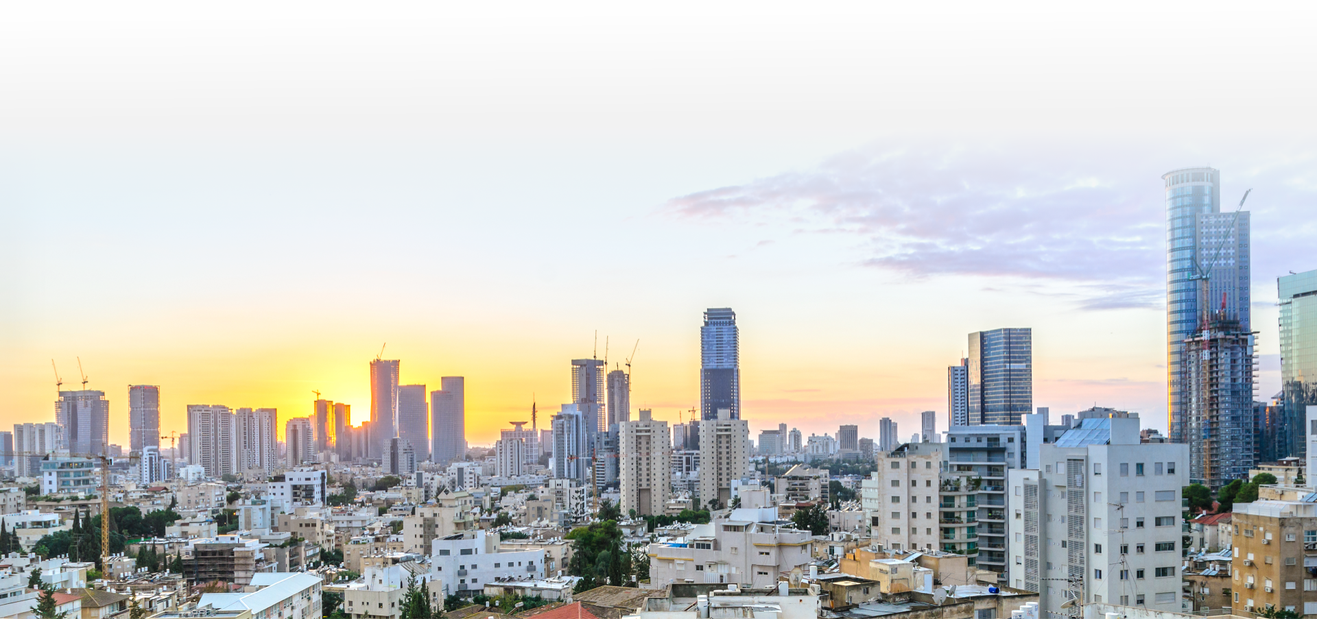 רקע עם בניינים ושמיים